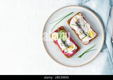 Herzhafte Fischschmorrebrod, fünf traditionelle dänische Sandwiches. Schwarzes Roggenbrot Stockfoto