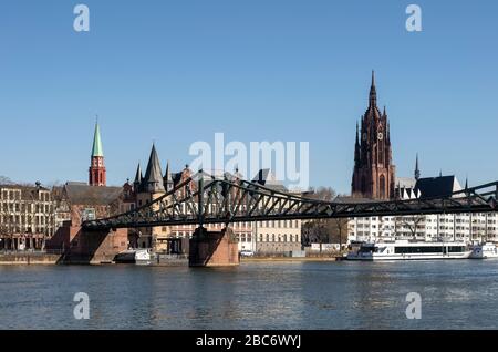 Frankfurt am Main, Blick über den Main auf eisernen Steg, St. Nicolai und Dom Stockfoto