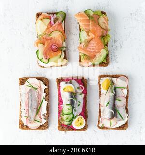 Herzhafte Fischschmorrebrod, fünf traditionelle dänische Sandwiches. Schwarzes Roggenbrot Stockfoto