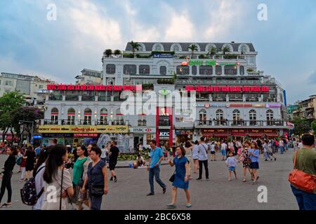 Hanoi, Vietnam - 29. April 2019: Blick auf das berühmte Gebäude und zu Fuß auf den Dong Kinh Nghia Thuc Platz im Zentrum von Hanoi in der Nähe von Hoan Kiem (SW Stockfoto