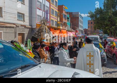 Das jährliche Auto Blessing vor der Basilika Virgen de Copacabana, Copacabana, dem Titicacasee, dem Department La Paz, Bolivien, Lateinamerika Stockfoto