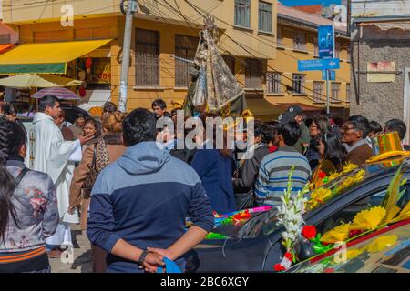 Das jährliche Auto Blessing vor der Basilika Virgen de Copacabana, Copacabana, dem Titicacasee, dem Department La Paz, Bolivien, Lateinamerika Stockfoto