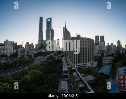 Shanghai, China - Jul 18, 2018: Luftaufnahme von Lujiazui, Shanghai, bei Sonnenuntergang Stockfoto