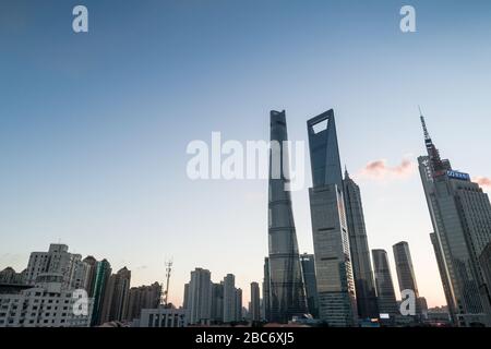 Shanghai, China - Jul 18, 2018: Luftaufnahme von Lujiazui, Shanghai, bei Sonnenuntergang Stockfoto