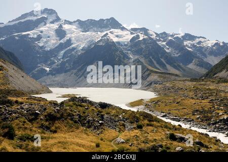 Blick auf den Mueller Lake und den Mount Sefton vom Hooker Valley Track, Mount Cook National Park, South Island, Neuseeland Stockfoto