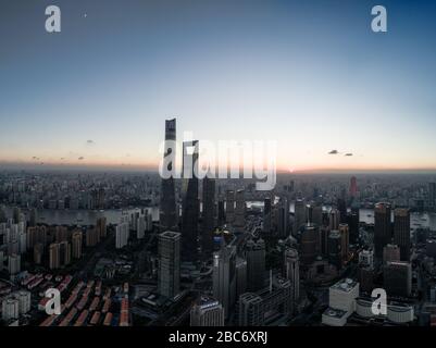 Shanghai, China - Jul 18, 2018: Luftaufnahme von Lujiazui, Shanghai, bei Sonnenuntergang Stockfoto