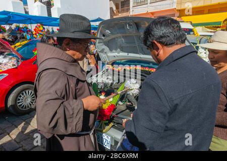 Das jährliche Auto Blessing vor der Basilika Virgen de Copacabana, Copacabana, dem Titicacasee, dem Department La Paz, Bolivien, Lateinamerika Stockfoto