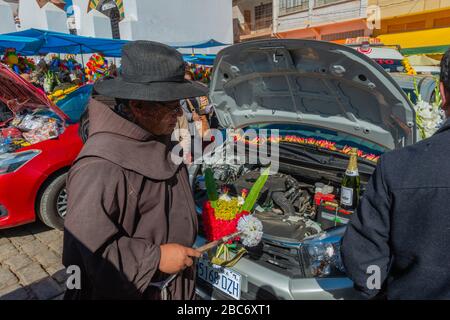 Das jährliche Auto Blessing vor der Basilika Virgen de Copacabana, Copacabana, dem Titicacasee, dem Department La Paz, Bolivien, Lateinamerika Stockfoto