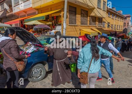 Das jährliche Auto Blessing vor der Basilika Virgen de Copacabana, Copacabana, dem Titicacasee, dem Department La Paz, Bolivien, Lateinamerika Stockfoto