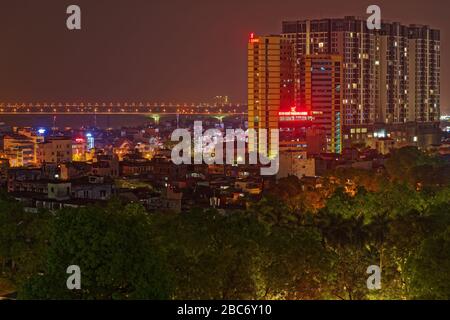 Hanoi, Vietnam - 29. April 2019: Kim Khi Thang langes Bürogebäude nachts im Stadtteil Bach Dang Stockfoto