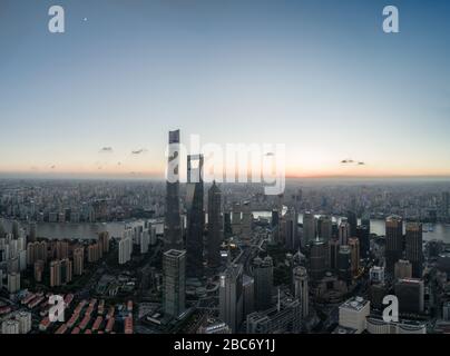 Shanghai, China - Jul 18, 2018: Luftaufnahme von Lujiazui, Shanghai, bei Sonnenuntergang Stockfoto