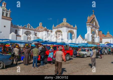 Das jährliche Auto Blessing vor der Basilika Virgen de Copacabana, Copacabana, dem Titicacasee, dem Department La Paz, Bolivien, Lateinamerika Stockfoto