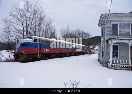 Cooperstown Junction USA - 5. Januar 2014 - alter Pendlerzug der NYC im Schnee Stockfoto