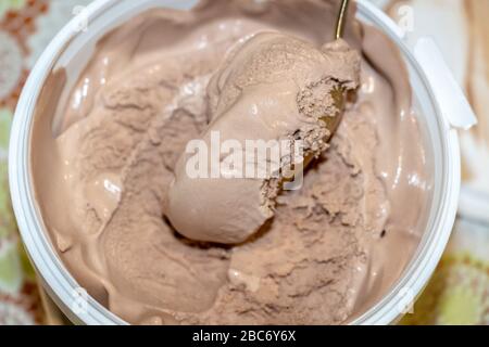 Nahaufnahme von Schokoladeneis in einer Tasse. Stockfoto