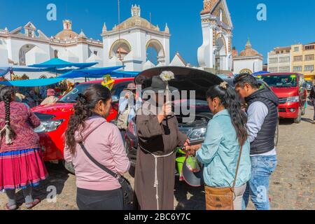 Das jährliche Auto Blessing vor der Basilika Virgen de Copacabana, Copacabana, dem Titicacasee, dem Department La Paz, Bolivien, Lateinamerika Stockfoto