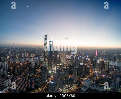 Shanghai, China - Jul 18, 2018: Luftaufnahme von Lujiazui, Shanghai, bei Sonnenuntergang Stockfoto