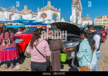 Das jährliche Auto Blessing vor der Basilika Virgen de Copacabana, Copacabana, dem Titicacasee, dem Department La Paz, Bolivien, Lateinamerika Stockfoto