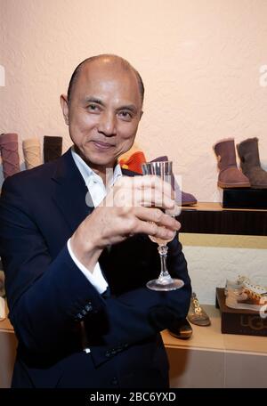 Jimmy Choo ist ein VIP-Gast wie Davina Shoe Boutique, eröffnet in Chislehurst High Street, Chislehurst, Kent, im Jahr 2010 Stockfoto