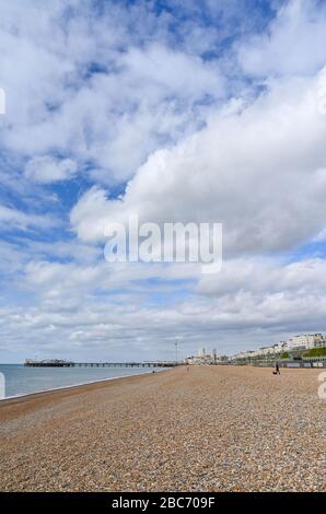 Brighton UK 3. April 2020 - der Strand von Brighton sieht am 11. Tag ruhig aus. Die Regierungen sperren sich in Großbritannien während der Coronavirus COVID-19-Pandemie-Krise. Es wird erwartet, dass sich das Wetter über das Wochenende aufwärmen wird und die Temperaturen am Sonntag voraussichtlich zwanzig Grad erreichen werden. Kredit: Simon Dack / Alamy Live News Stockfoto