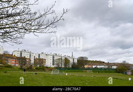 Brighton UK 3. April 2020 - EIN ruhiger Park in East Brighton am 11. Tag der Regierungsblockierung in Großbritannien während der Coronavirus COVID-19-Pandemie-Krise. Kredit: Simon Dack / Alamy Live News Stockfoto