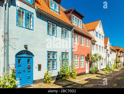 Blick auf einen typischen deutsch-dänische Straße mit bunten Häusern. Traditionelle Architektur Stil. Flensburg, Deutschland Stockfoto