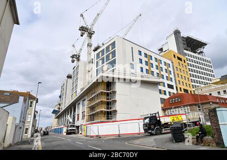 Brighton UK 3. April 2020 - Bauarbeiten erweitern das Royal Sussex County Hospital in Brighton am 11. Tag der Regierungsblockierung in Großbritannien während der Coronavirus COVID-19-Pandemiekrise . Kredit: Simon Dack / Alamy Live News Stockfoto