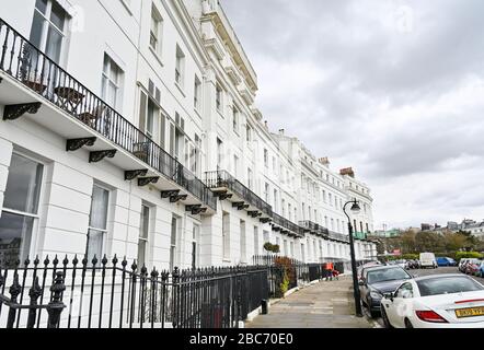 Brighton UK 3. April 2020 - EIN Postangestellter, der in Lewes Crescent Kemp Town Brighton an Tag elf der Regierungen in Großbritannien während der Coronavirus COVID-19-Pandemiekrise eingeliefert wird. Kredit: Simon Dack / Alamy Live News Stockfoto