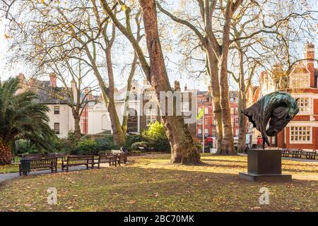 Mount Street Gardens (dt.: "Mount Street Gardens") (dt. "Mount Street Gardens") ist ein öffentlicher Garten im Londoner Stadtteil Mayfair. Stockfoto