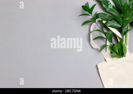 Canvas Tasche mit Bouquet von grünen Blättern. Zero Waste Konzept mit Platz für Ihren Text. Stockfoto