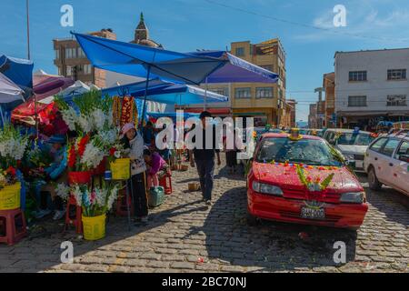 Das jährliche Auto Blessing vor der Basilika Virgen de Copacabana, Copacabana, dem Titicacasee, dem Department La Paz, Bolivien, Lateinamerika Stockfoto
