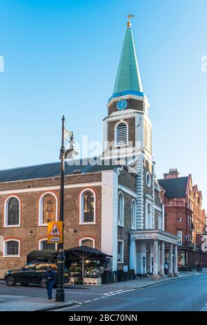 Grosvenor Chapel ist eine anglikanische Kirche in Mayfair, London, Großbritannien. Das Design inspirierte viele Kirchen in Neuengland. Stockfoto