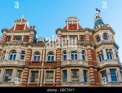 Maddox Street Blick auf das Gebäude an der 46 New Bond Street, in dem Ballys vorzeiglicher Schuhladen in Mayfair, London, Großbritannien, untergebracht ist. Stockfoto
