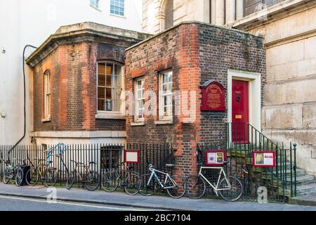 Anhänge, die auf der Rückseite der St George's Hanover Square Church, einer anglikanischen Kirche aus dem 18. Jahrhundert in Mayfair, im Zentrum von London, Großbritannien, hinzugefügt wurden. Stockfoto