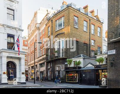 Die Kreuzung von Savile Row und Burlington Gardens ist der Standort der Ausstatter Gieves und Hawkes und der hintere Eingang zum Albany Apartmentkomplex. Stockfoto