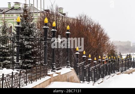 Winterblick von der Aussichtsplattform des Kasaner Kreml auf dem Ufer der Stadt Kasan. Stockfoto