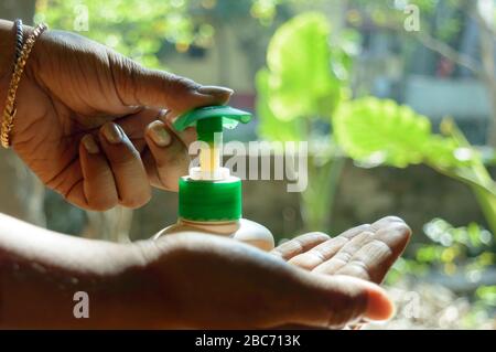 Handwäsche und Desinfektionsflasche. Hände waschen, Hände reinigen, Gesundheit und Hygiene. Gesundheitswesen und Medizin. Körperpflege und Desinfektion. Gesundes Leben Stockfoto