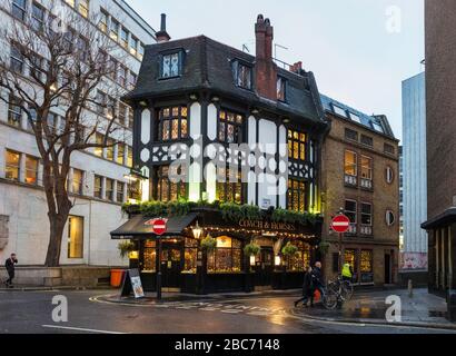Das Coach and Horses Pub in der Bruton Street ist ein traditionelles coaching-inn in Mayfair, London, Großbritannien. Links befindet sich das in der Klasse II aufgeführte Zeitlebensgebäude. Stockfoto