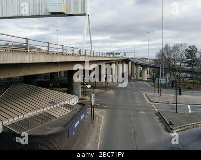 Blick nach Süden auf die Autobahn M8 in Richtung Kingston Bridge von einer desertierten Kreuzung auf der Clydeside Expressway im Stadtzentrum von Glasgow während der Pandemie des britischen Coronavirus. Diese Kreuzung in Anderston ist in der Regel zu jeder Tageszeit sehr verkehrslastig. Stockfoto