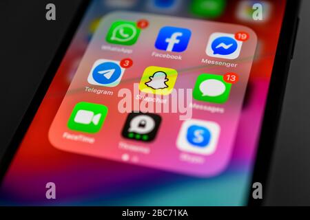 Facebook, Snapchat und WhatsApp, soziale Apps, App-Symbole, Anzeige auf dem Display von Handy, Smartphone, Detail, Vollformat Stockfoto