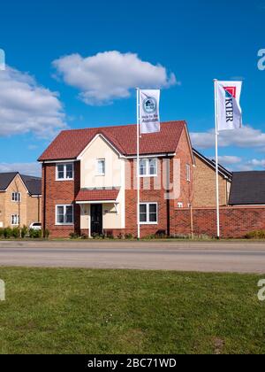 Neue Häuser für den Verkauf an einer neuen Immobilienentwicklung in Willingham Cambrdgeshire UK durch die Kier Group mit Schildern und Anzeigen Stockfoto