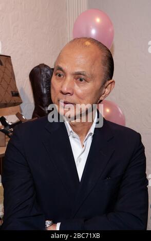 Jimmy Choo ist ein VIP-Gast wie Davina Shoe Boutique, eröffnet in Chislehurst High Street, Chislehurst, Kent, im Jahr 2010 Stockfoto