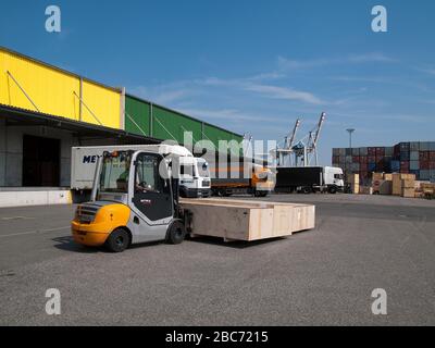 Versand einer Frachtkiste am CTT Container Terminal Tollerort und DCP Container Packing Center im Hamburger Hafen. Stockfoto