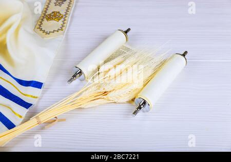 Shavuot torah und Symbole des jüdischen Urlaubs Stockfoto