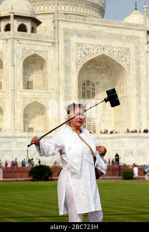 Frau macht selfie mit Stock bei Taj Mahal Stockfoto