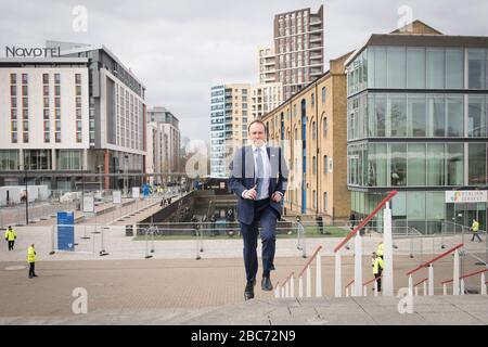 Gesundheitsminister Matt Hancock bei der Eröffnung des NHS Nightingale Hospital im Excel Center in London, einem temporären Krankenhaus mit 4000 Betten, das für die Behandlung von Covid-19-Patienten eingerichtet wurde. Stockfoto