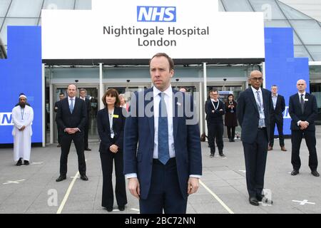 Gesundheitsminister Matt Hancock bei der Eröffnung des NHS Nightingale Hospital im Excel Center in London, einem temporären Krankenhaus mit 4000 Betten, das für die Behandlung von Covid-19-Patienten eingerichtet wurde. Stockfoto