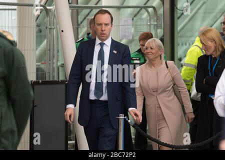 Gesundheitsminister Matt Hancock bei der Eröffnung des NHS Nightingale Hospital im Excel Center in London, einem temporären Krankenhaus mit 4000 Betten, das für die Behandlung von Covid-19-Patienten eingerichtet wurde. Stockfoto