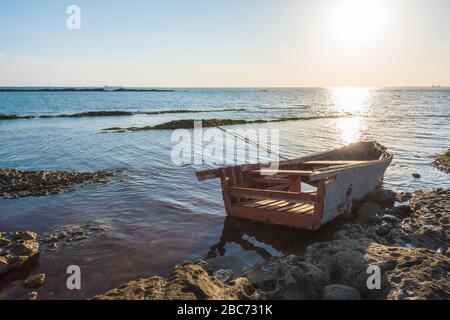 Altes kaputtes Fischerboot am Ufer Stockfoto