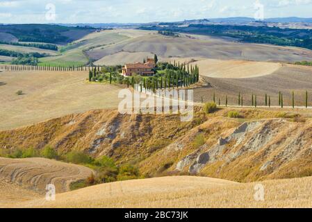 TOSKANA, ITALIEN - 23. SEPTEMBER 2017: Altes ländliches Gutshaus in einer Septemberlandschaft Stockfoto