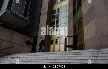 Hongkong, CHINA. April 2020. STANDARD CHARTERED BANK Headquarter in Central Hong Kong. Globale Infektionen mit Coronavirus, die durch eine chinesische Pneumonie eingeführt wurden, haben gerade 1 Million erreicht. Neue Art von Coronavirus, das in Wuhan China durch eine chinesische Pneumonie entstanden ist, haben die Weltwirtschaft verwüstet, als sie sich zu einer PANDEMIE entwickelte. Weiterhin verbreitet sie ihr Virus auf der Planetenskala, das keine Anzeichen von Dissipation zeigt.April 3, 2020 Hongkong.ZUMA/Liau Chung-ren Credit: Liau Chung-ren/ZUMA Wire/Alamy Live News Stockfoto